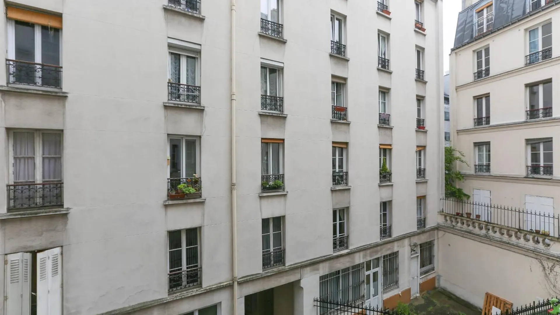 Spacious Apartment Near The Villette Paris France